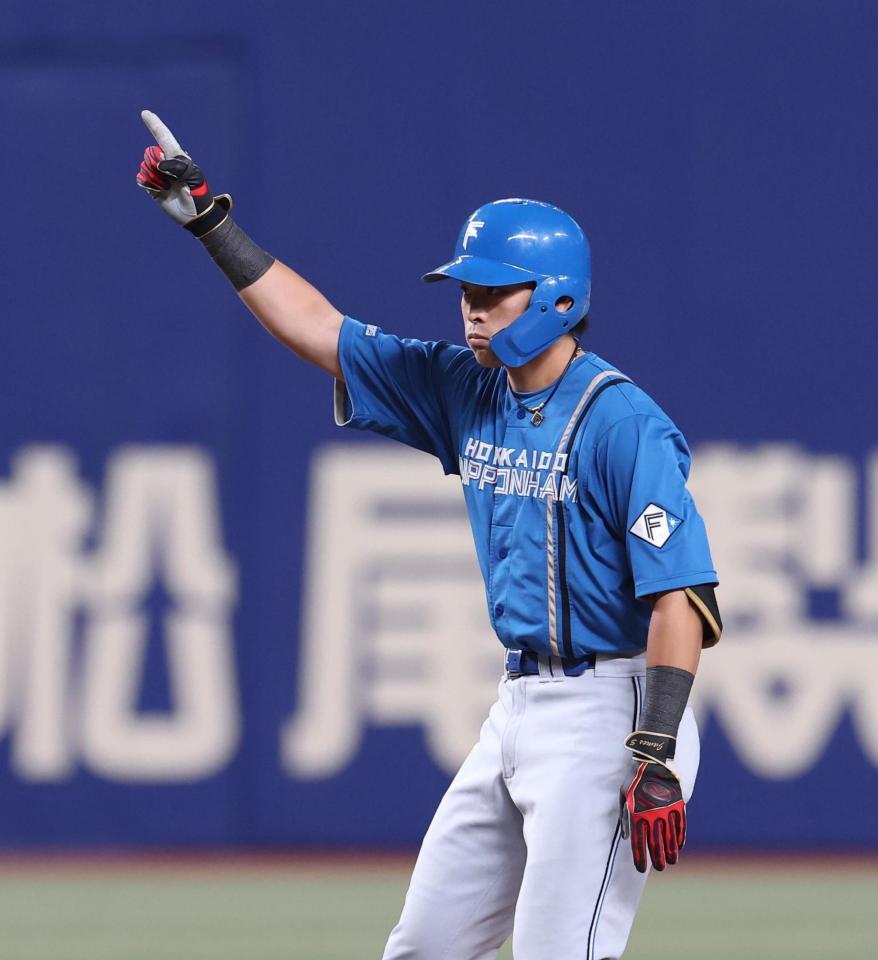 　６回、適時二塁打を放ち喜ぶ野村（撮影・佐々木彰尚）