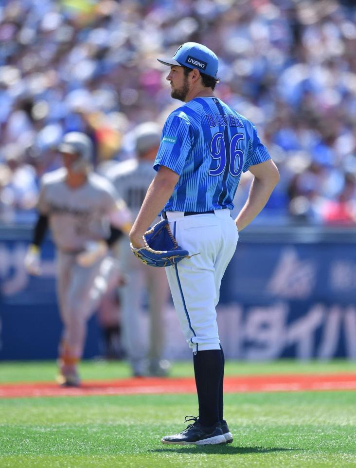 　１回、山本（後方）に先制の左越え３ランを打たれたバウアー（撮影・開出牧）