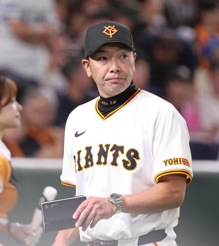 　５回裏終了、選手交代を告げた阿部監督