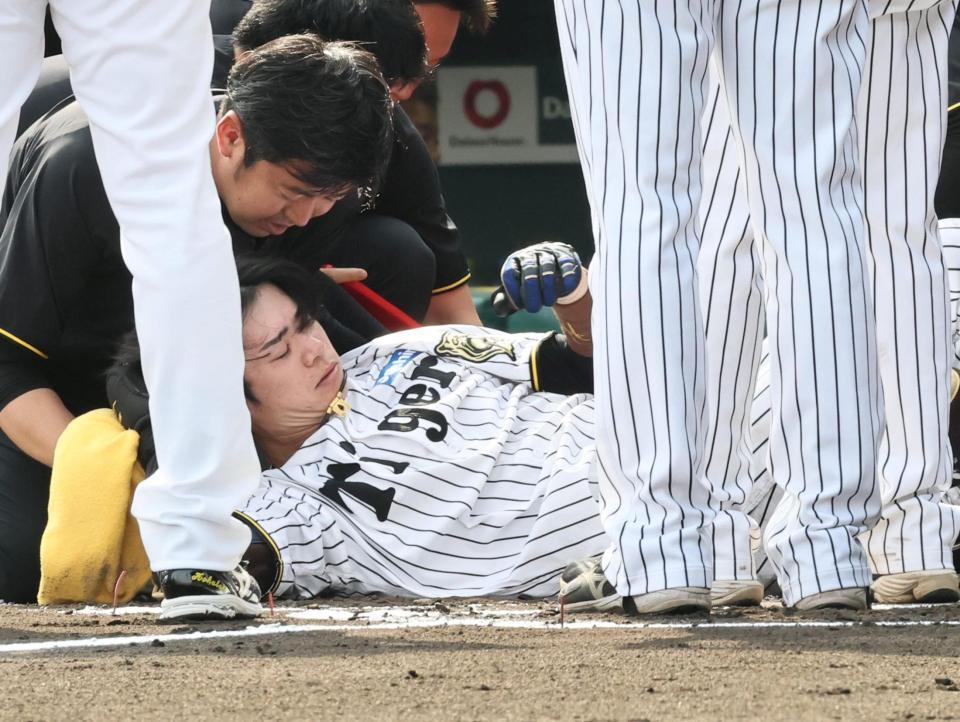 　６回、頭部に死球を受け倒れ込む中野（撮影・田中太一）