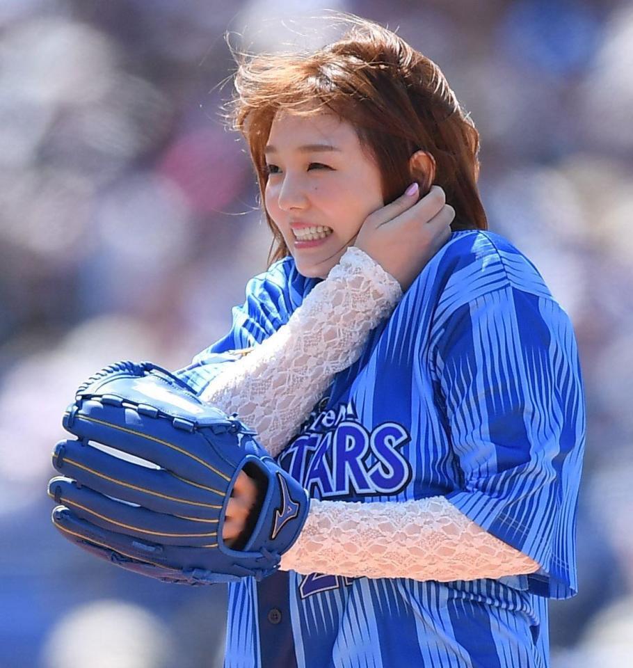 　始球式を務め笑顔の篠崎愛（撮影・開出牧）