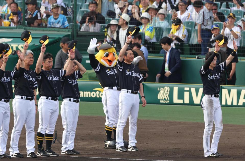 　交流戦優勝を決め、ファンの声援に応える小久保監督（右端）＝撮影・北村雅宏