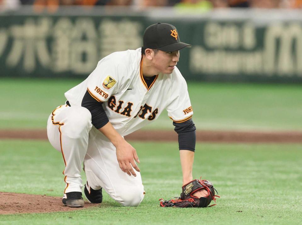 　３回、源田に投手強襲の適時打を浴びる戸郷（撮影・石井剣太郎）