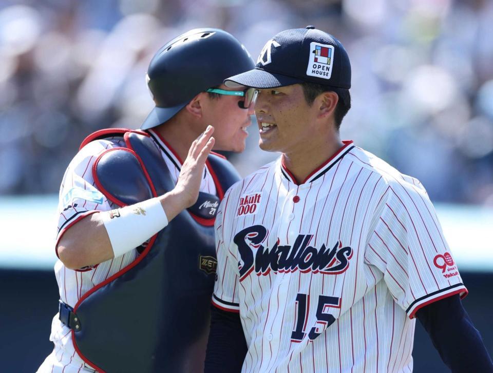 　４回、ピンチを脱し中村悠と笑顔を見せる中村優