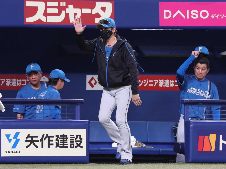 　井上監督にあいさつをして引き揚げる新庄監督（撮影・佐々木彰尚）