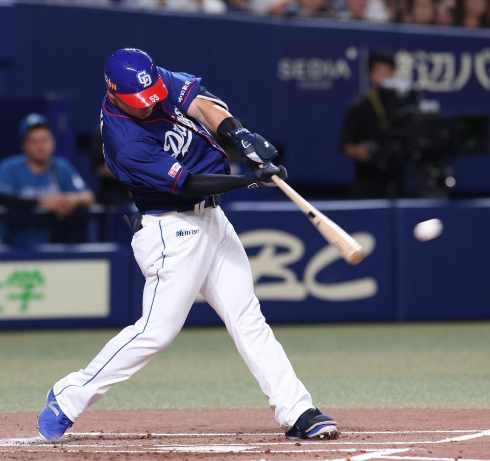 　１回、細川は左翼線に適時二塁打を放つ（撮影・佐々木彰尚）