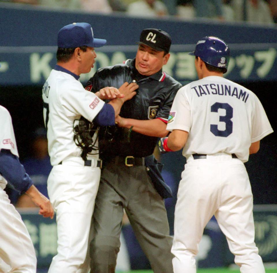 　立浪（右）の判定を巡り、球審に抗議する星野監督＝２０００年