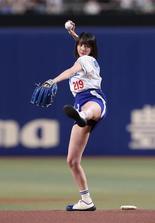 岡田紗佳　大反響の豪快脚上げ始球式「脚上げた瞬間の歓声がすごくて」と心境明かす　ドアラとの２ショも