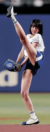 　始球式を務めた岡田紗佳＝２０日