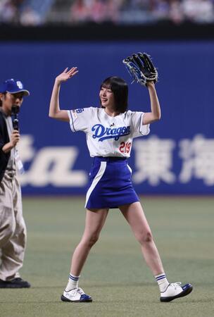 　声援に応える岡田紗佳（撮影・佐々木彰尚）