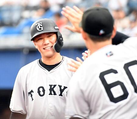 　１回、坂本は左中間に１号先制ソロを放ち、笑顔を見せる（撮影・佐藤厚）