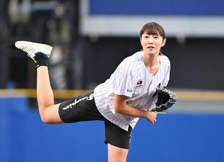 　ファーストピッチセレモニーに登場した元バレーボール女子日本代表の狩野舞子さん