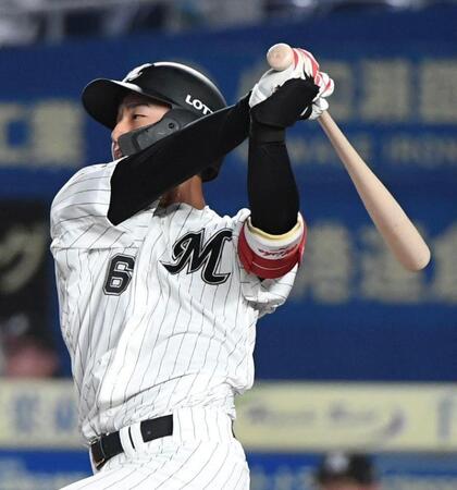 　３回、西川は中越えに同点の２点適時二塁打を放つ（撮影・佐藤厚）