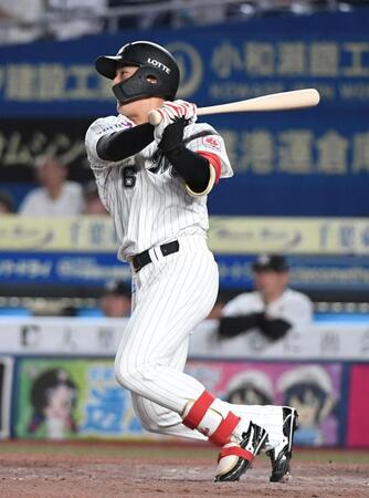 　３回、西川は中越えに同点の２点適時二塁打を放つ（撮影・佐藤厚）