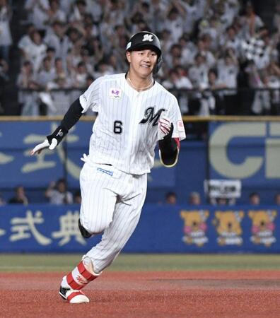 　３回、西川は中越えに同点の２点適時二塁打を放つ（撮影・佐藤厚）