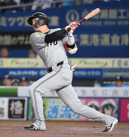 　５回、坂本は左線二塁打を放つ（撮影・佐藤厚）