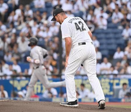 　１回、坂本（奥）に先制ソロを浴びたサモンズ