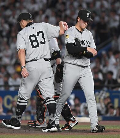 　５回、岡に２点適時打を打たれ、阿部監督（左）から交代を告げられる西舘（撮影・佐藤厚）