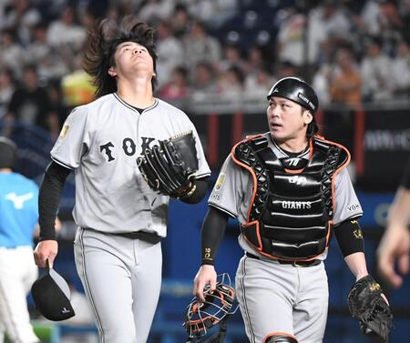 　３回、３対３の同点に追いつかれた西舘（左）、甲斐のバッテリー（撮影・佐藤厚）