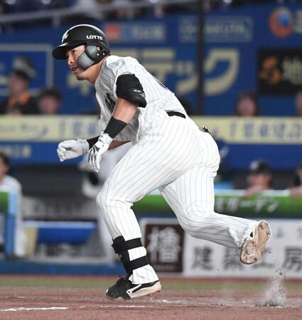 　５回、池田は左線に勝ち越し適時二塁打を放つ（撮影・佐藤厚）