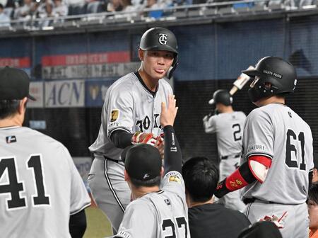 　９回、右前打で出塁後、代走と交代してベンチで迎えられる坂本