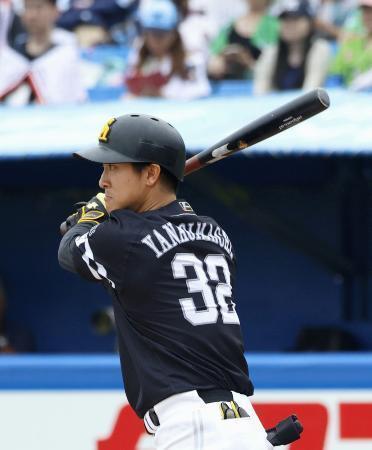 　８日のヤクルト戦で安打を放つソフトバンク・柳町＝神宮