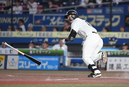 　５回、池田は左線に勝ち越し適時二塁打を放つ（撮影・佐藤厚）