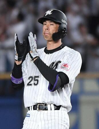 　５回、岡は左越えに２点適時二塁打を放つ（撮影・佐藤厚）