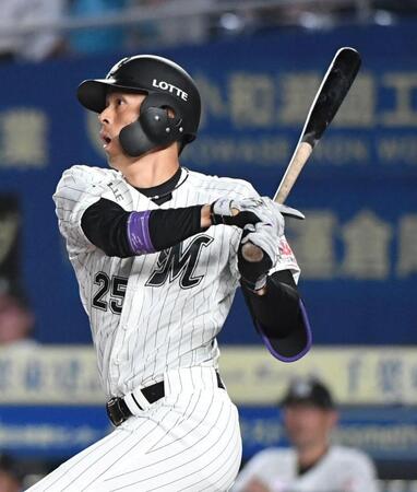 　５回、岡大海は左越えに２点適時二塁打を放つ（撮影・佐藤厚）