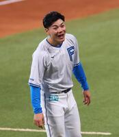 　練習中に驚いた表情をする清宮幸（撮影・中島達哉）