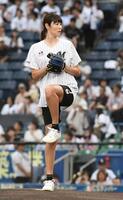 　ファーストピッチで投球する元バレーボール日本代表の狩野舞子さん（撮影・佐藤厚）