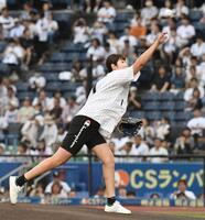 　ファーストピッチで投球する元バレーボール日本代表の狩野舞子さん（撮影・佐藤厚）