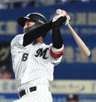 　３回、西川は中越えに同点の２点適時二塁打を放つ（撮影・佐藤厚）