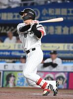 　３回、西川は中越えに同点の２点適時二塁打を放つ（撮影・佐藤厚）