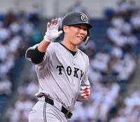 　１回、先制ソロを放ち笑顔で塁を回る坂本