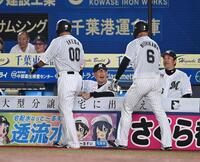 　５回、岡の２点二塁打で生還した池田（００）と西川（６）を迎える吉井監督（中央）