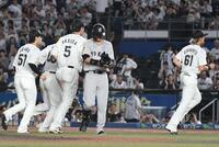 　９回、吉川（中央）は４ー６ー３の併殺打に終わり肩を落とす（撮影・佐藤厚）