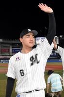 　歓声に応える西川（撮影・佐藤厚）