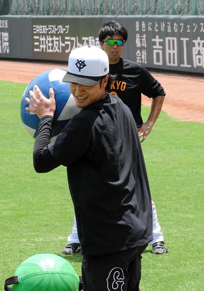 　２４日の先発に向けて調整する西舘