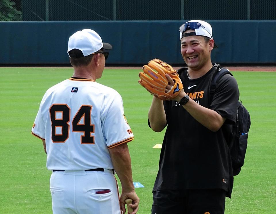 　田中将（右）は練習を終えて久保巡回投手コーチと談笑