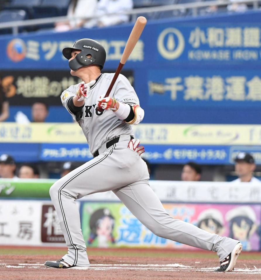 　１回、坂本は左中間に１号先制ソロを放つ（撮影・佐藤厚）