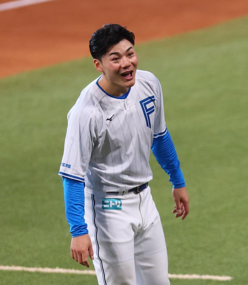 　練習中に驚いた表情をする清宮幸（撮影・中島達哉）