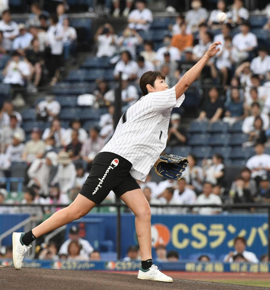 　ファーストピッチで投球する元バレーボール日本代表の狩野舞子さん（撮影・佐藤厚）