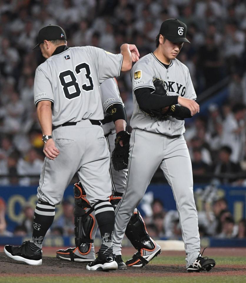 　５回、岡に２点適時打を打たれ、阿部監督（左）から交代を告げられる西舘（撮影・佐藤厚）