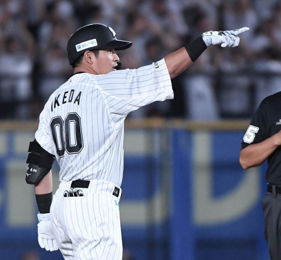 　５回、池田は左線に勝ち越し打を放ち、ガッツポーズ（撮影・佐藤厚）