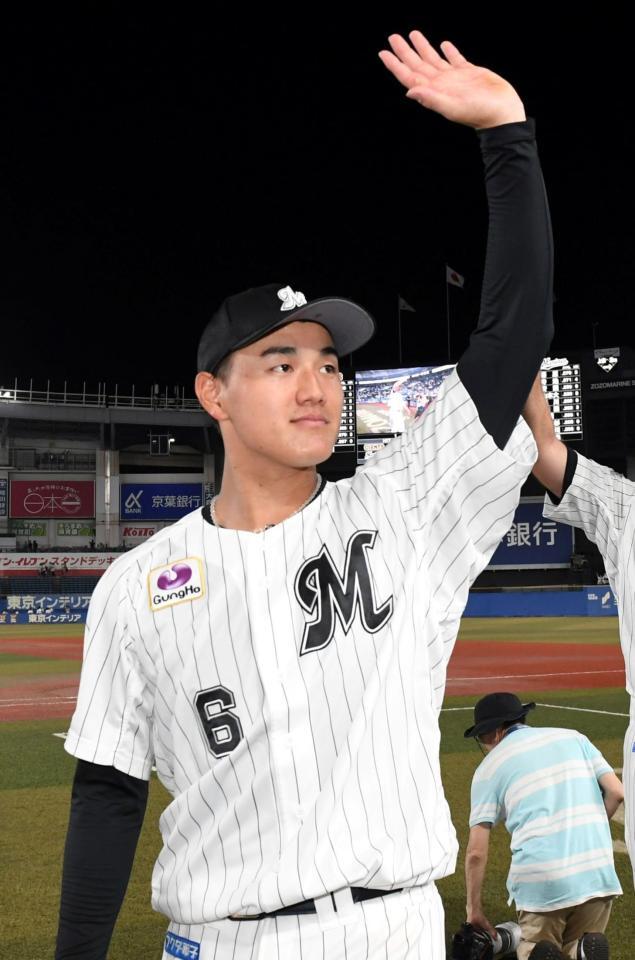 　歓声に応える西川（撮影・佐藤厚）