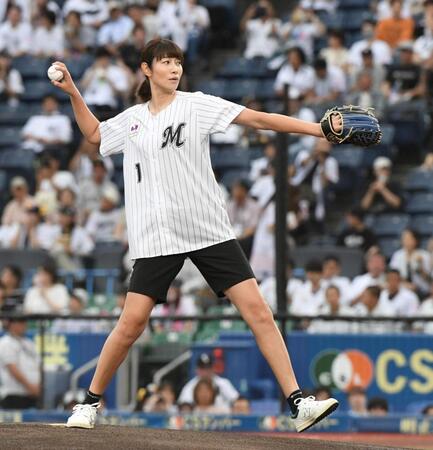 　ファーストピッチで投球する元バレーボール日本代表の狩野舞子さん（撮影・佐藤厚）