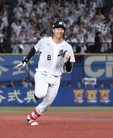 　３回、西川は中越えに同点の２点適時三塁打を放つ