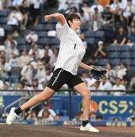 　ファーストピッチで投球する元バレーボール日本代表の狩野舞子さん（撮影・佐藤厚）