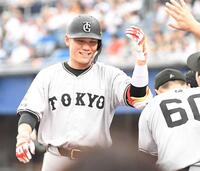 　１回、坂本は左中間に１号先制ソロを放ち、笑顔を見せる（撮影・佐藤厚）